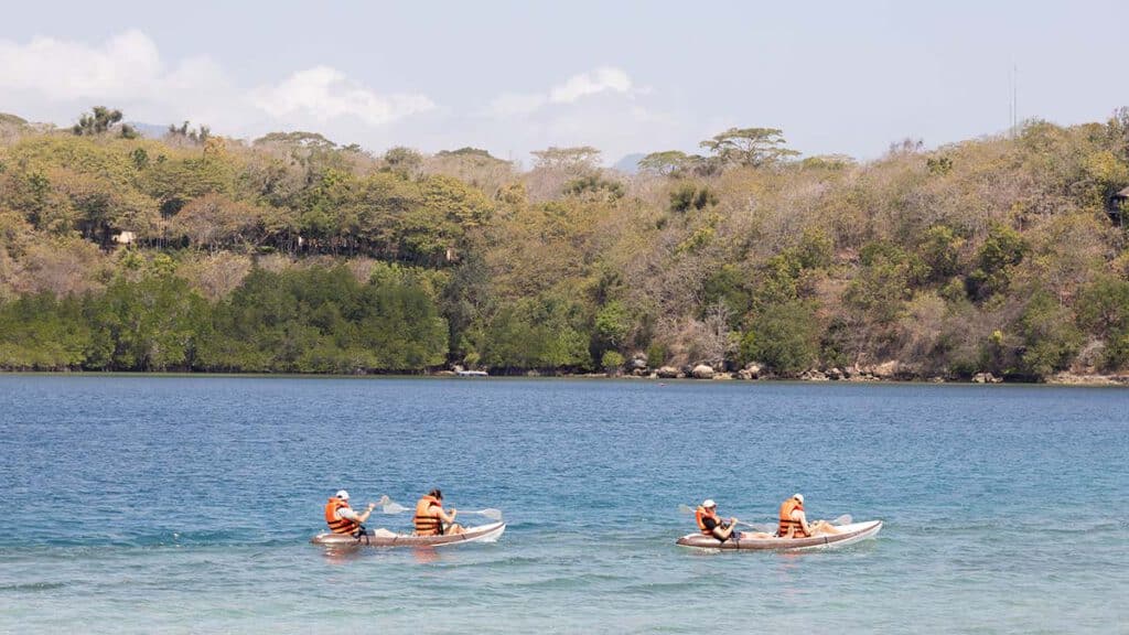 kayakken bij menjengan eiland