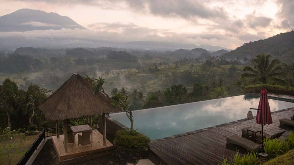 zwembad met uitzicht op de gunung agung