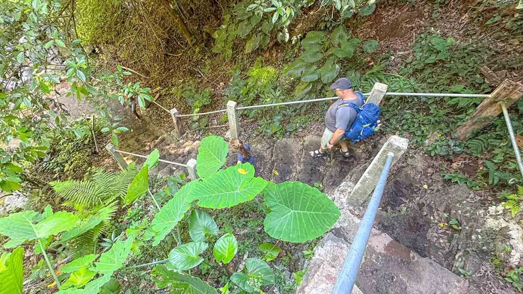 trappen bij de aling aling waterval