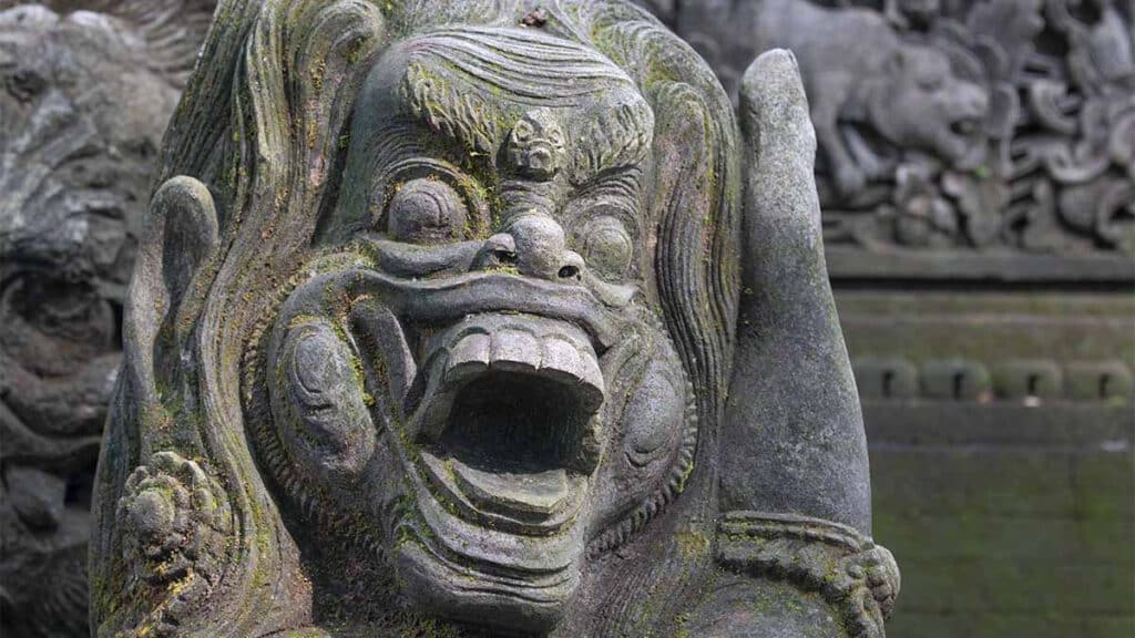 beeld op een tempel in bali