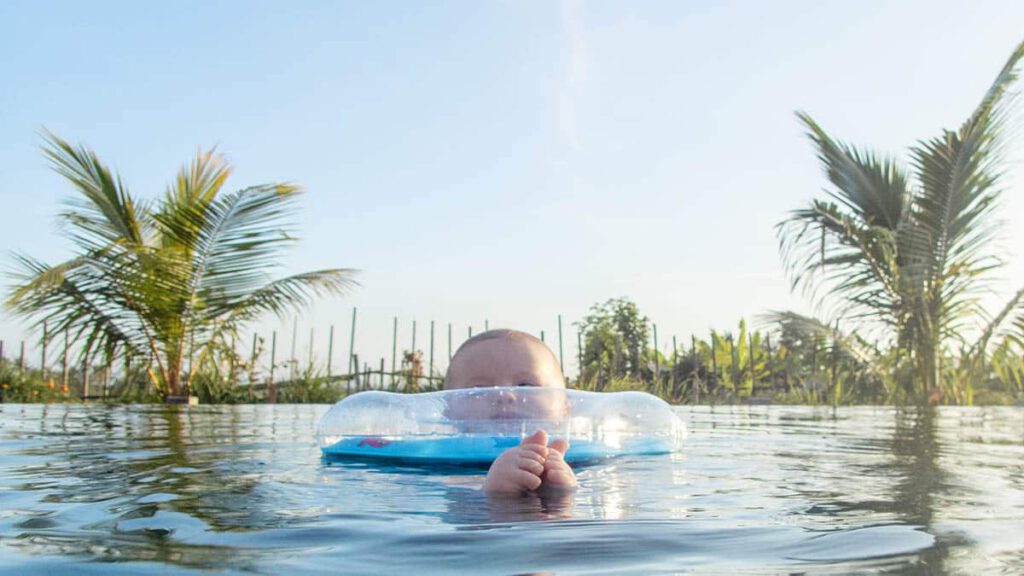 zwemmen met baby op bali