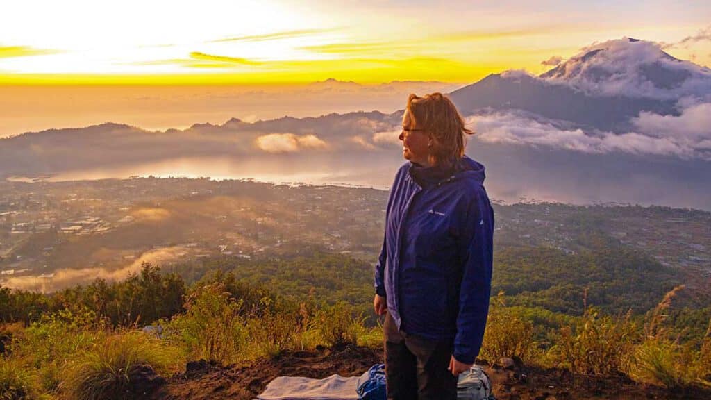 jenny op de batur vulkaan tijdens zonsopkomst