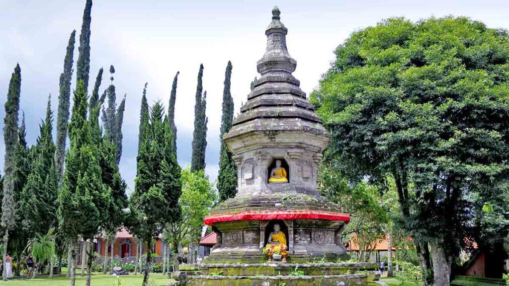 stupa in het park bij ulun danu bratan 