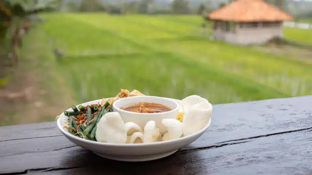 gado gado eten op bali met uitzcht op de rijstvelden