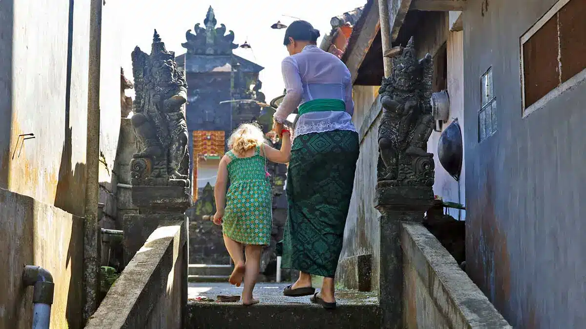 nederlands kind naar balinese tempel