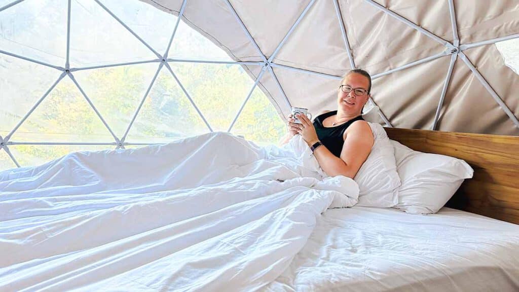 jenny in een glamping tent op bali