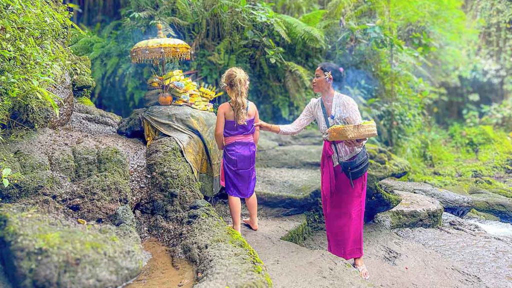 bezoek aan een tempel op bali met een klein kind