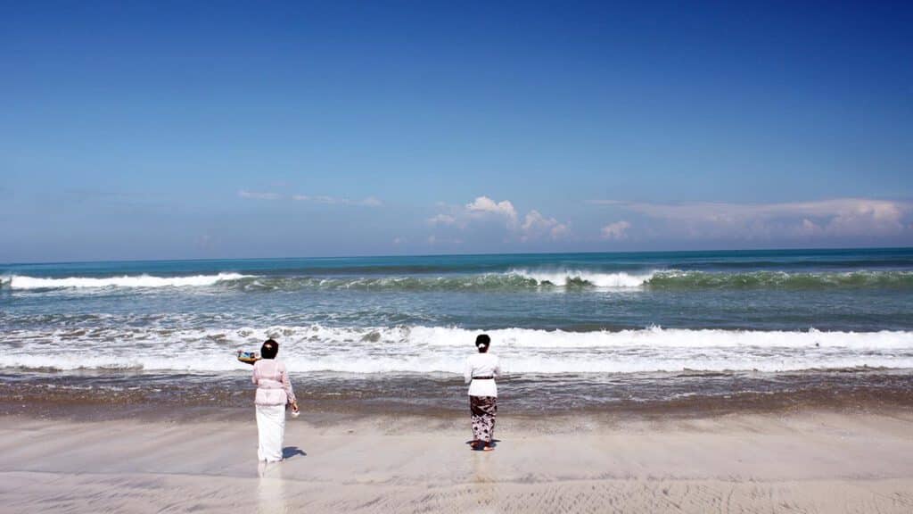 rituele reiniging op het strand