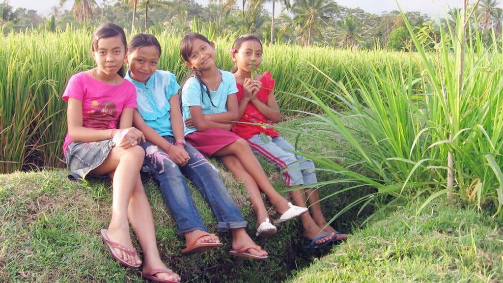 rijstveld in indonesie met kinderen