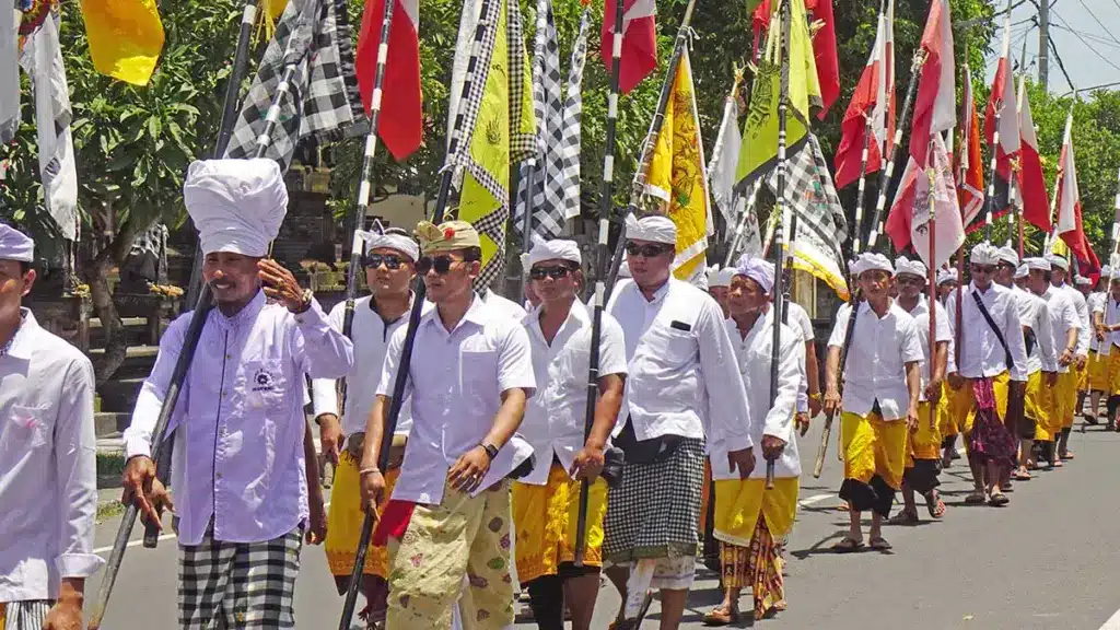 mannen in traditionele kleding
