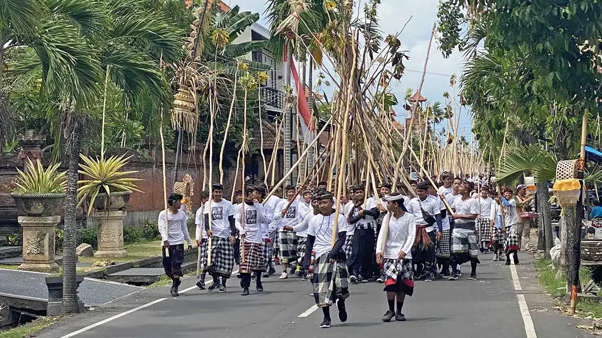 Balinese feestdagen Mekotek traditie met Kuningan 2025 Het Andere Bali