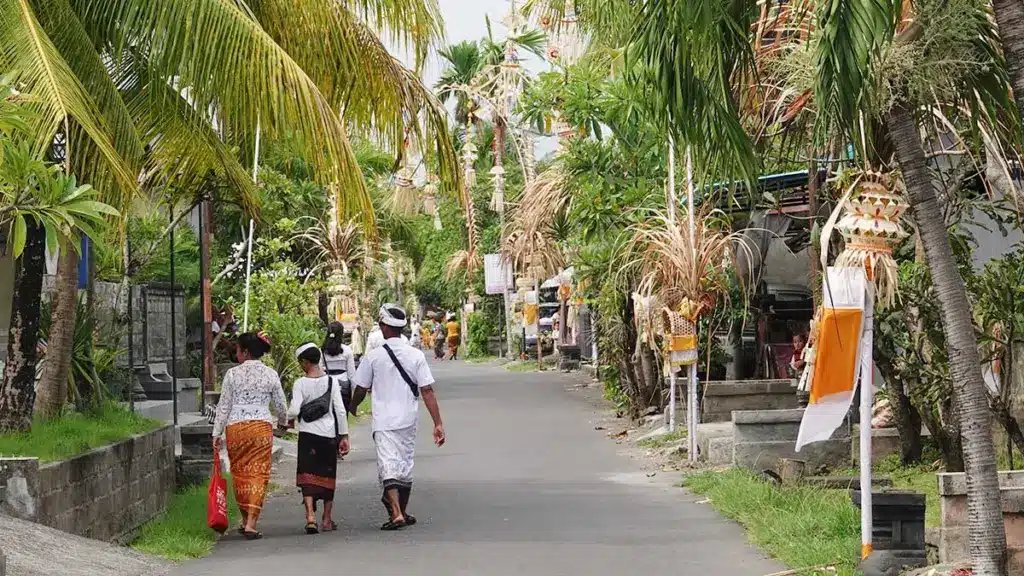 balinese straat met galungan