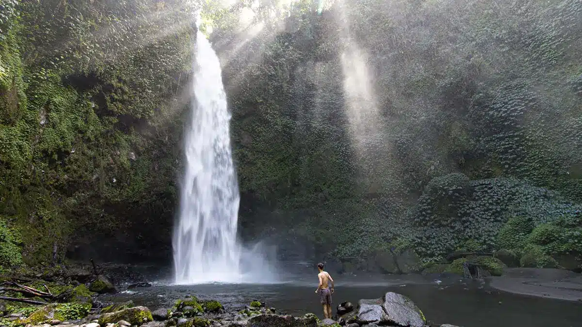 aan de voet van de nungnung waterval