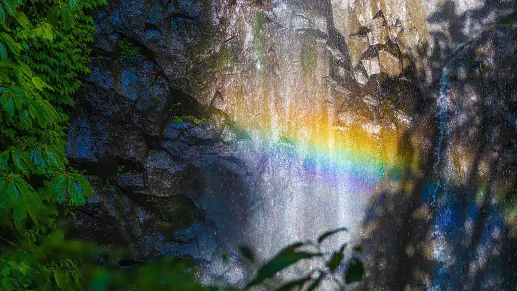 regenboog in de waterval