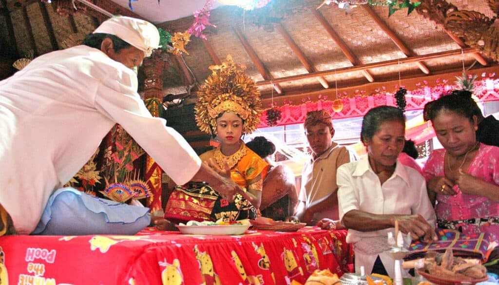 tanden vijlen op bali door een priester