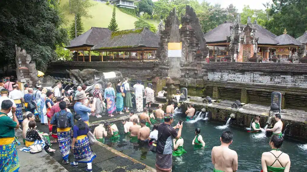 toeristen bij de heilige bron van tirta empul