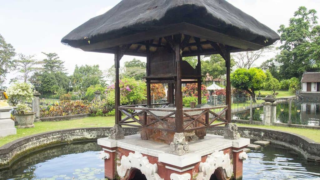 paviljoen bij het waterpaleis tirta gangga