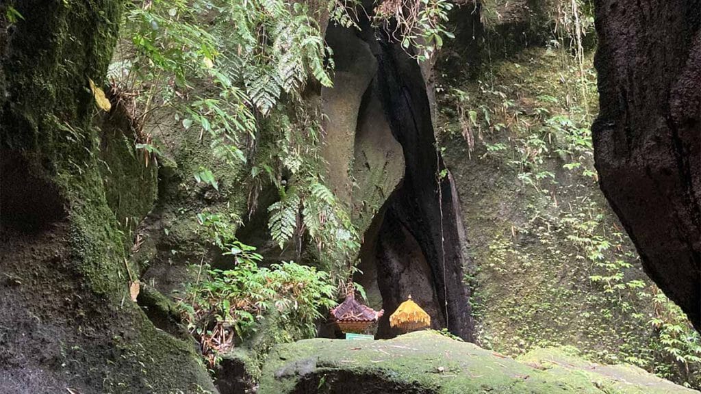 tempel bij de tukad cepung waterval