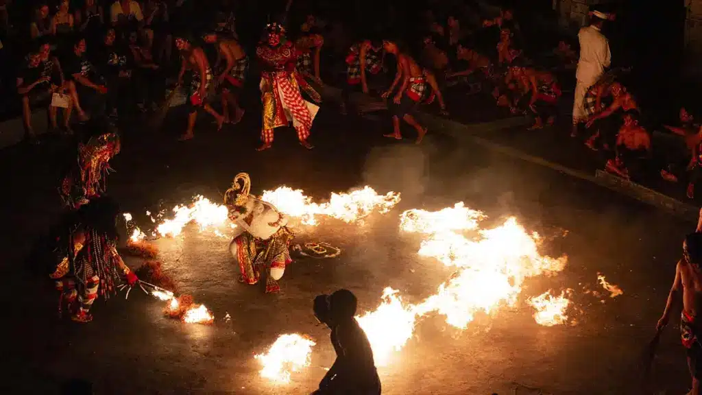 een cirkel van vuur in de uluwatu tempel