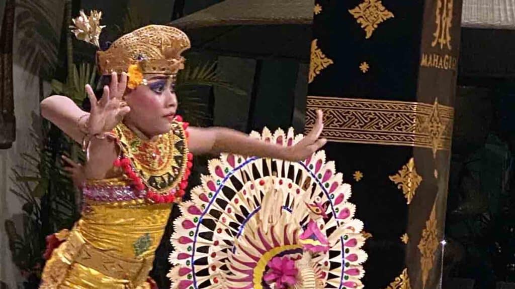 balinese dans bij mahagiri restaurant