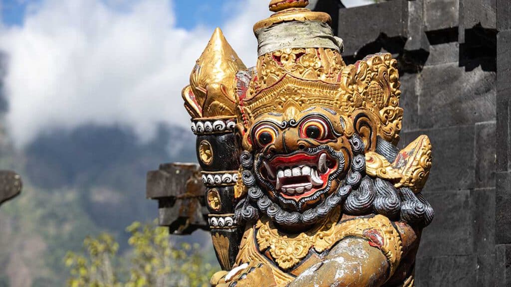 geverfd beeld van een tempel in bali