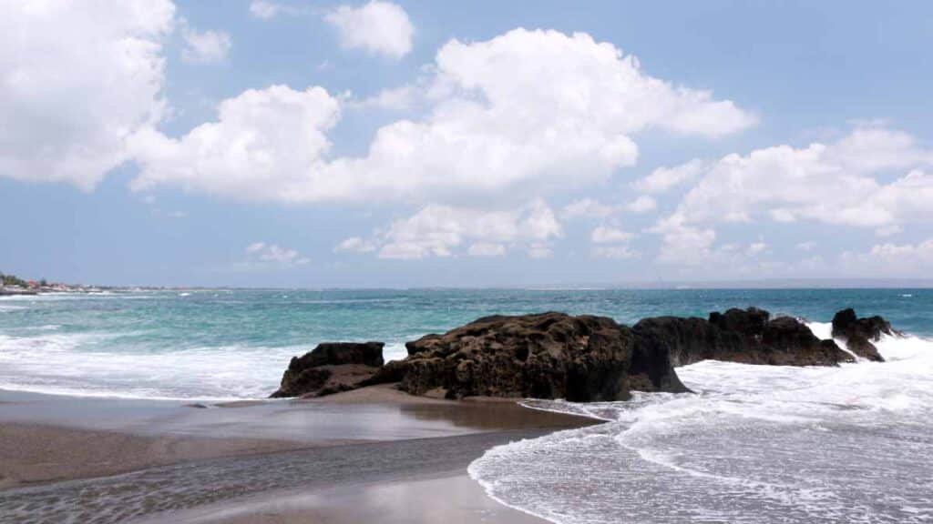 rots bij het strand van canggu