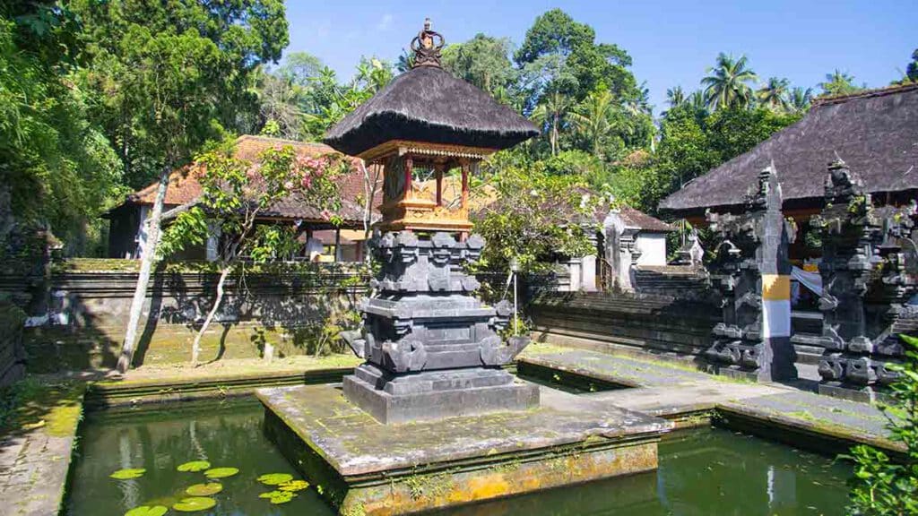 tempel goa gajah