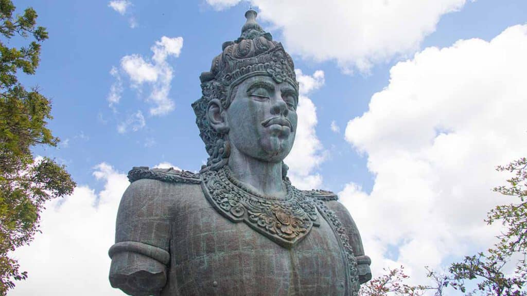 beeld van een hindoegod op bali