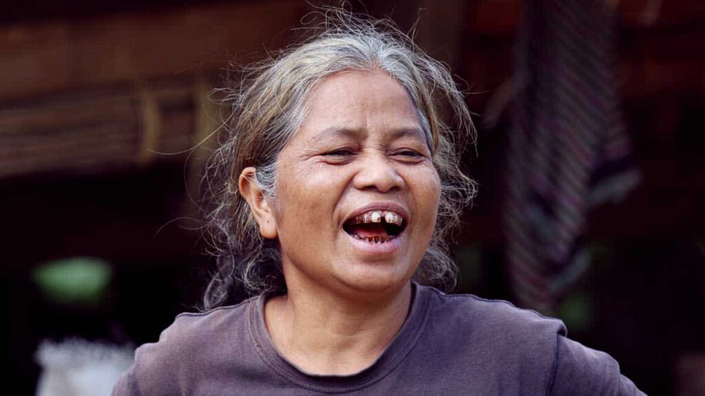 lachtende vrouw op flores in indonesie