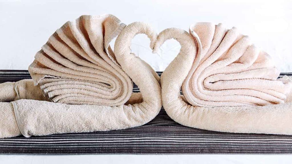 zwanen van handdoeken in het hotel