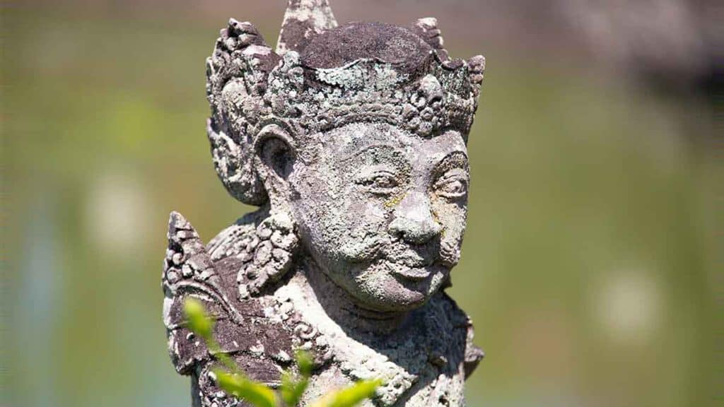 stenen beeld op bali