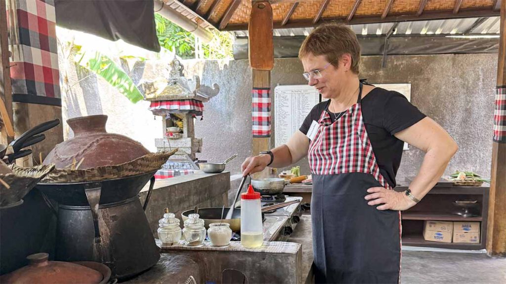 marinette tijdens de kookworkshop in sanur