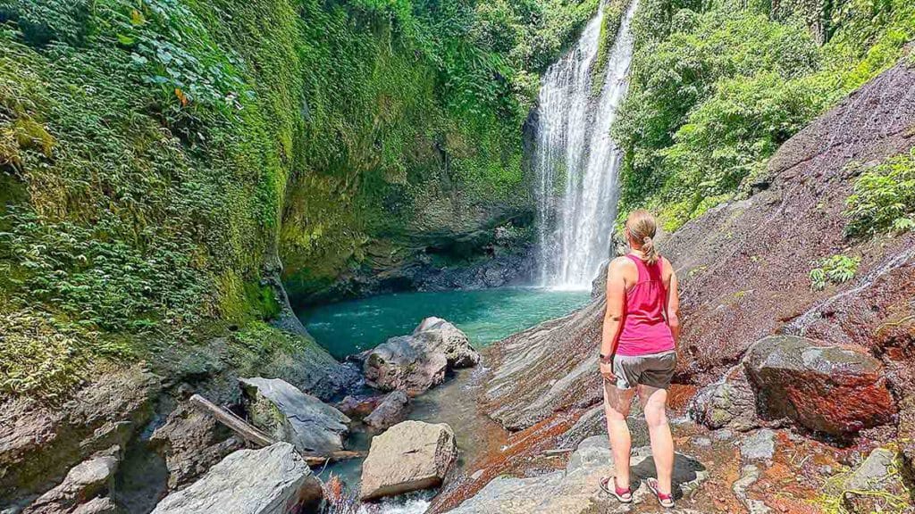 jenny bij de aling-aling waterval in noord-bali