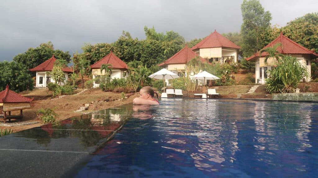 jenny in een infinitypool op bali