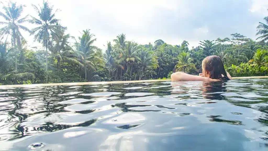 jenny in het zwembad van umasari rice terrace view