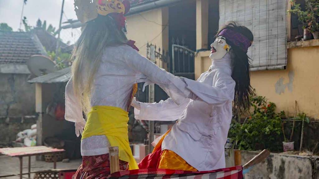 poppen tijdens eens ceremonie in een tempel