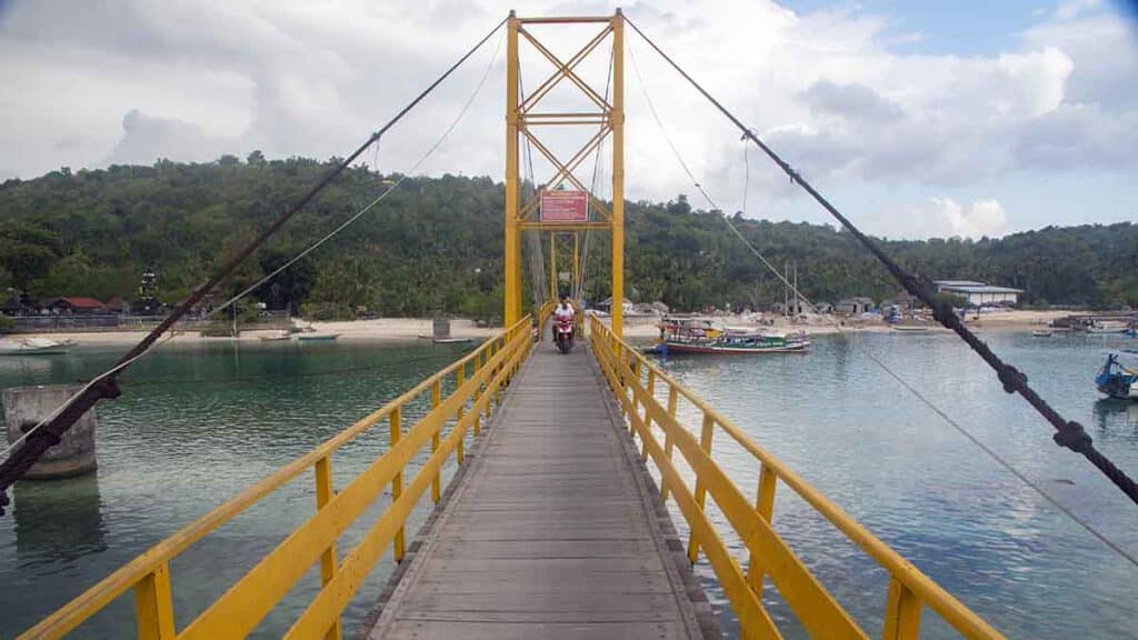 yellow bridge nusa ceningan