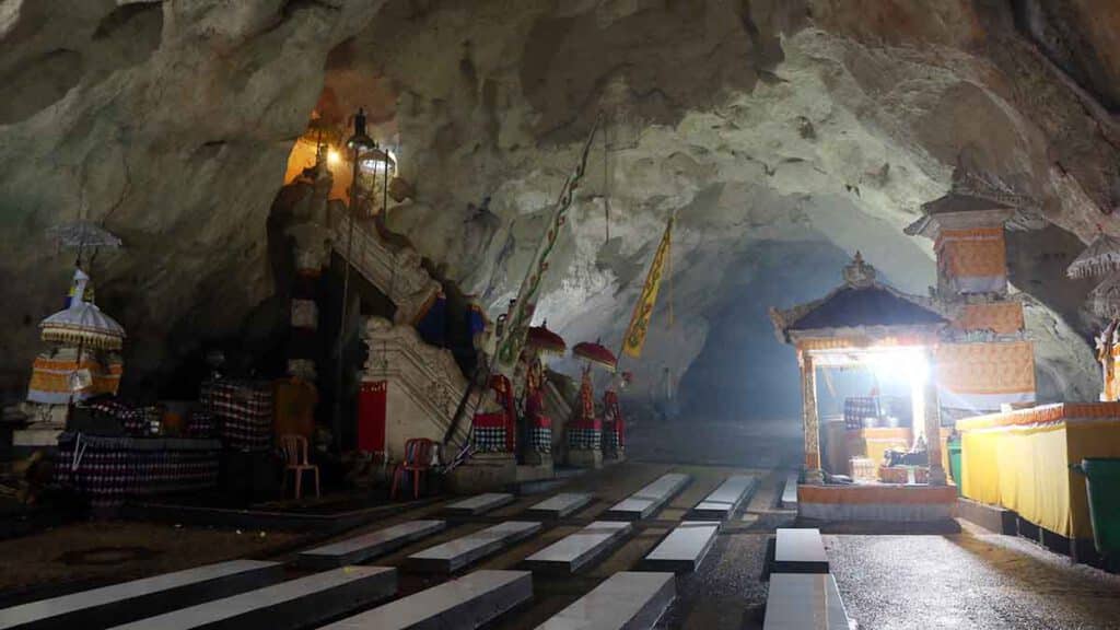 tempel in een grot op bali
