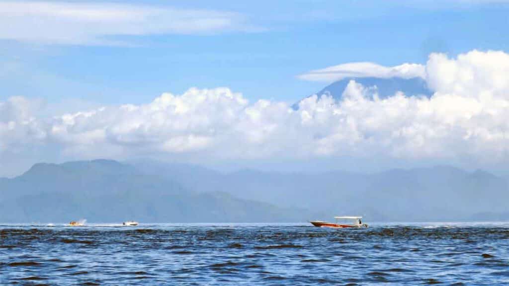 uitzicht over de agung vanuit e nusa-eilanden