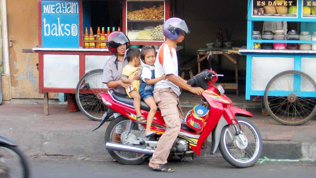 vier mensen op een scooter