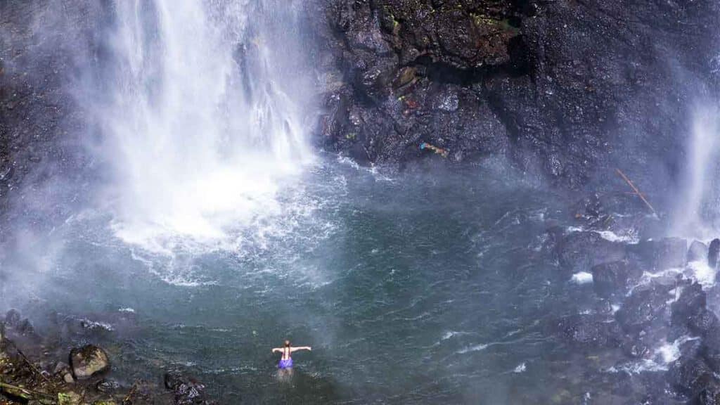 zwemmen in de sekumpul waterval