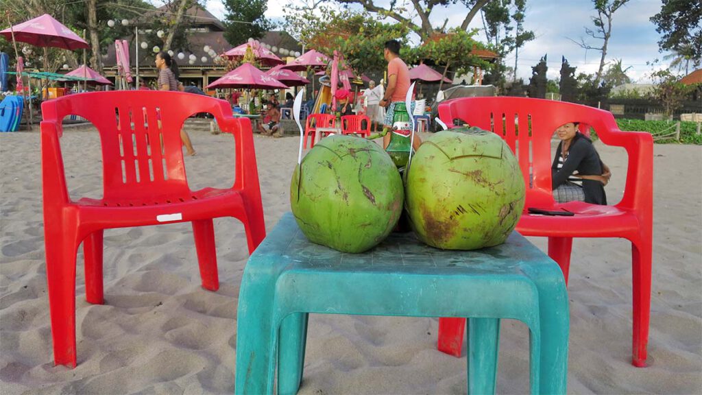 kokosnoten op seminyak beach