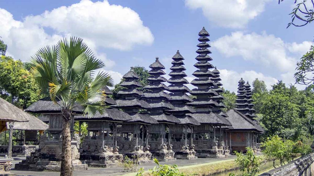 zijaanzicht van de taman ayun tempel op bali