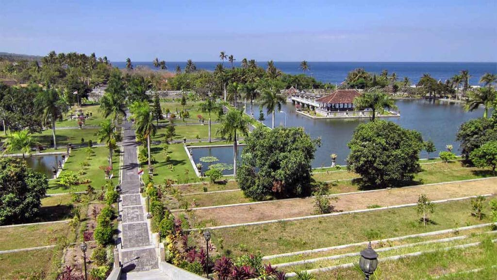 uitzicht over taman ujung