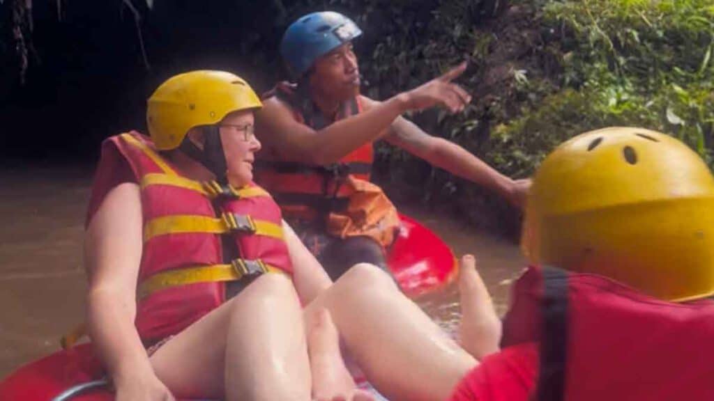 tuben op bali met een gids
