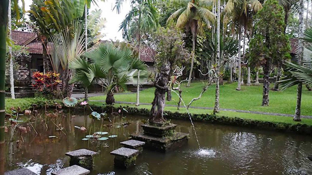 vijver van het lukisan museum in ubud