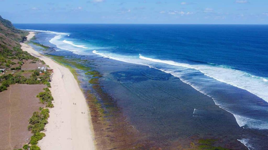 verlaten strand nyang nyang bij uluwatu