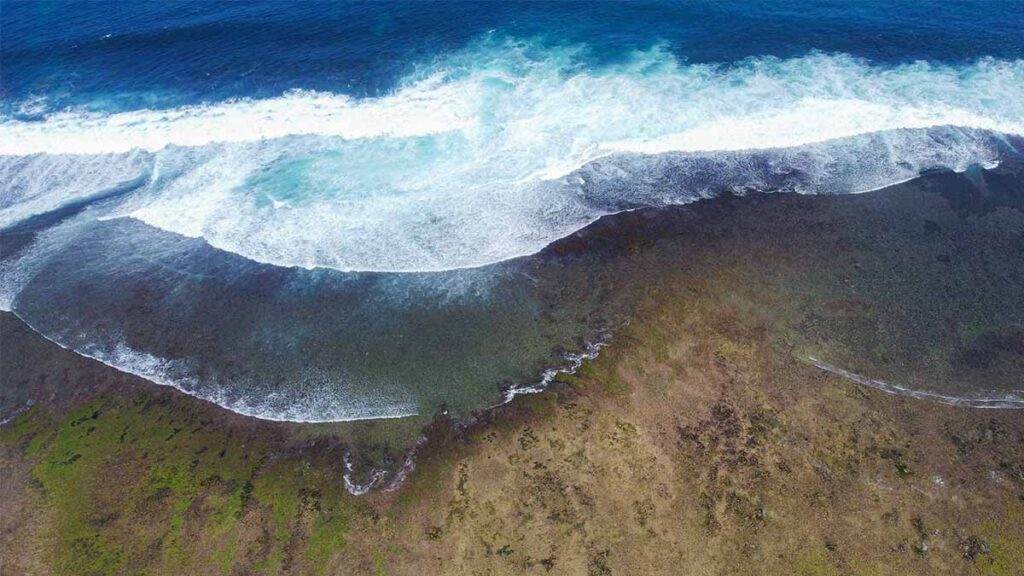 golven bij uluwatu in zuid-bali