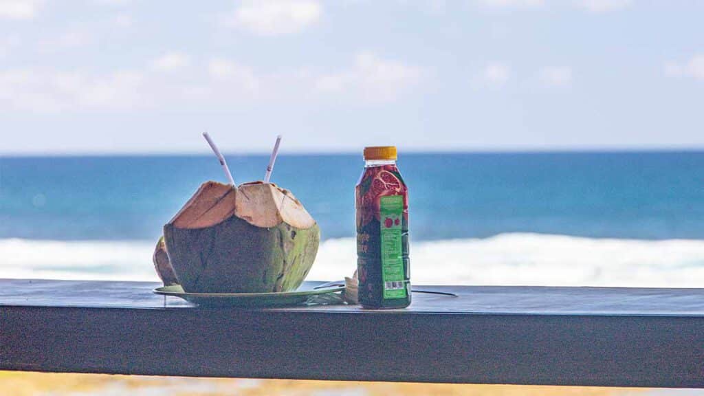 verse kokosnoot op het strand