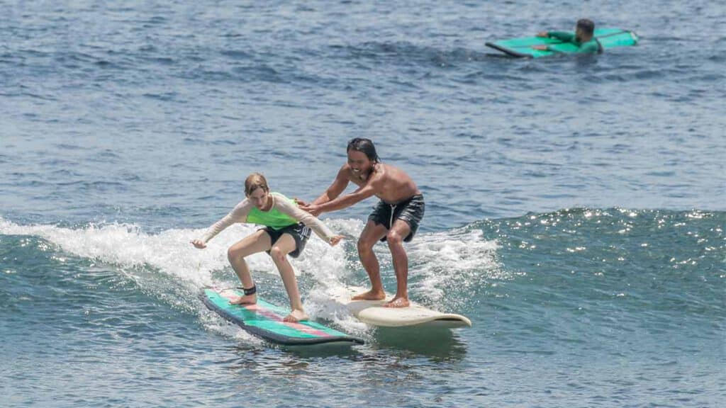 surfen met kinderen op bali